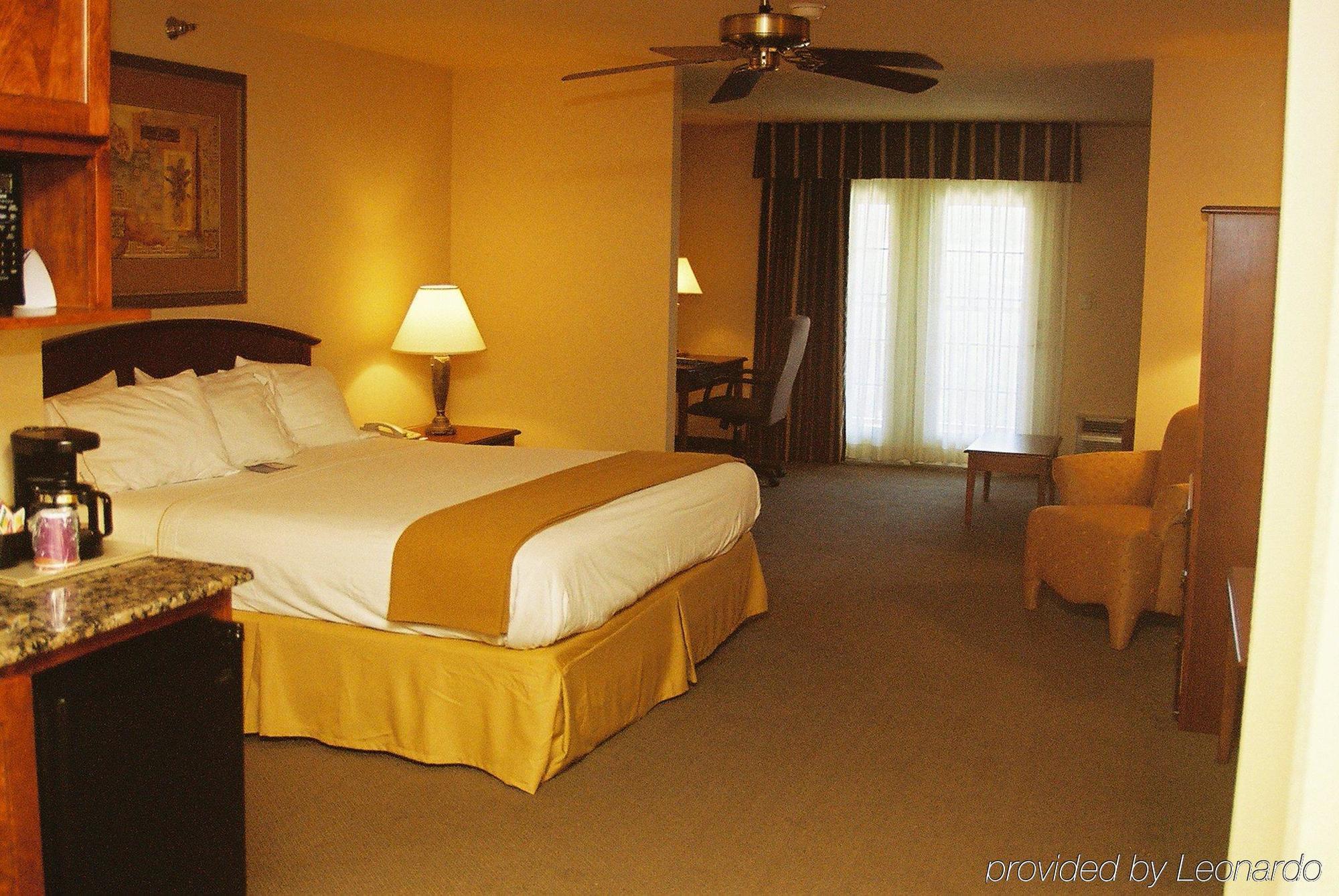Holiday Inn Express & Suites Kerrville Pokoj fotografie