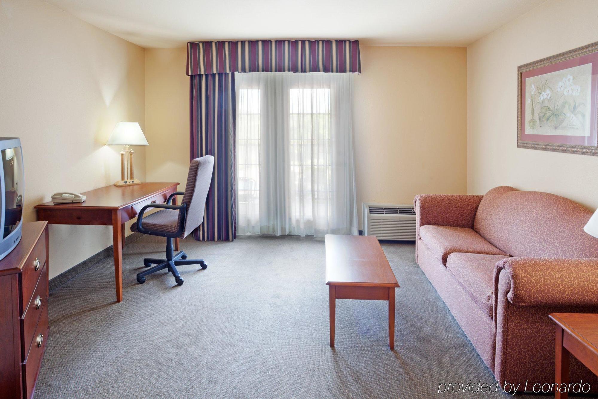 Holiday Inn Express & Suites Kerrville Pokoj fotografie